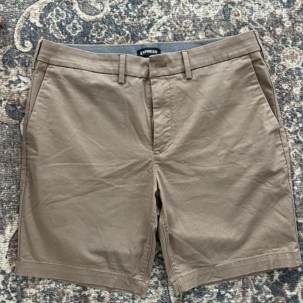 Express tan chino shorts Size 34